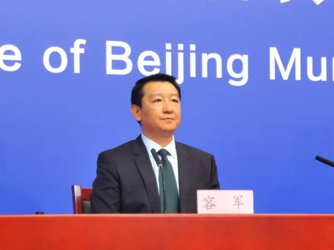 北京市交通委副主任、新聞發(fā)言人容軍在發(fā)布會(huì)上通報(bào)最新情況(央廣網(wǎng)記者 林夢希 攝)